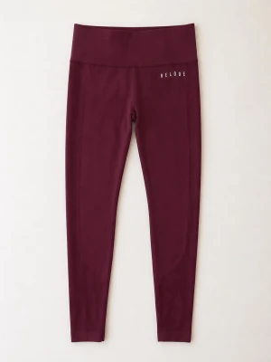 Vinröda seamless leggings från Relode - Snygga vinröda seamless leggings från Relode med hög midja och ribbade detaljer längs sidorna och nedtill. Stretchigt material som sitter skönt och formar sig efter kroppen. Perfekta för träning eller chill dagar.