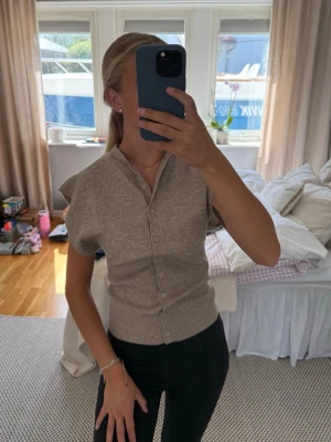 Beige topp med knappar - Perfekt topp nu i sommar!! Helt i nyskick!