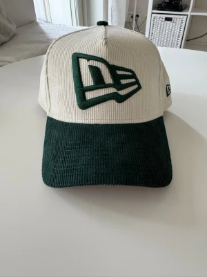 HELT OANVÄND  - Tjena! Säljer denna helt oanvända New Era Exclusive x 9FORTY keps från Hatstore.    Köpt i butik i Stockholm.  Org pris - 529kr.  Nu - 399kr.  One size (55-60cm)  Hör av er vid frågor!
