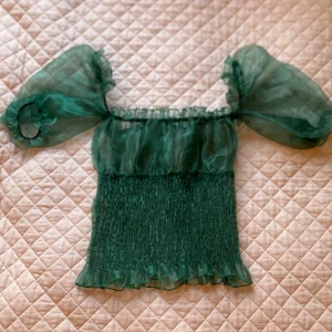 Fairy top - Väldigt älvlik topp. Ärmar funkar som antingen on eller off shoulder. Har inte storleken på den men tyget är elastiskt