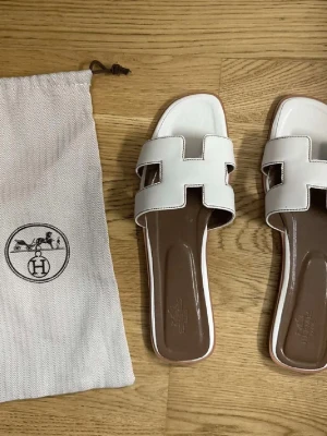 Tofflor - Helt nya oanvända Hermées tofflor, box samt dusbag ingår🫶