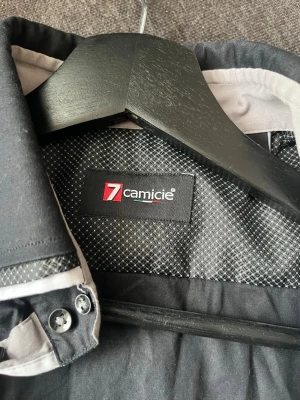 Svart skjorta från 7camicie - Snygg svart skjorta från 7camicie