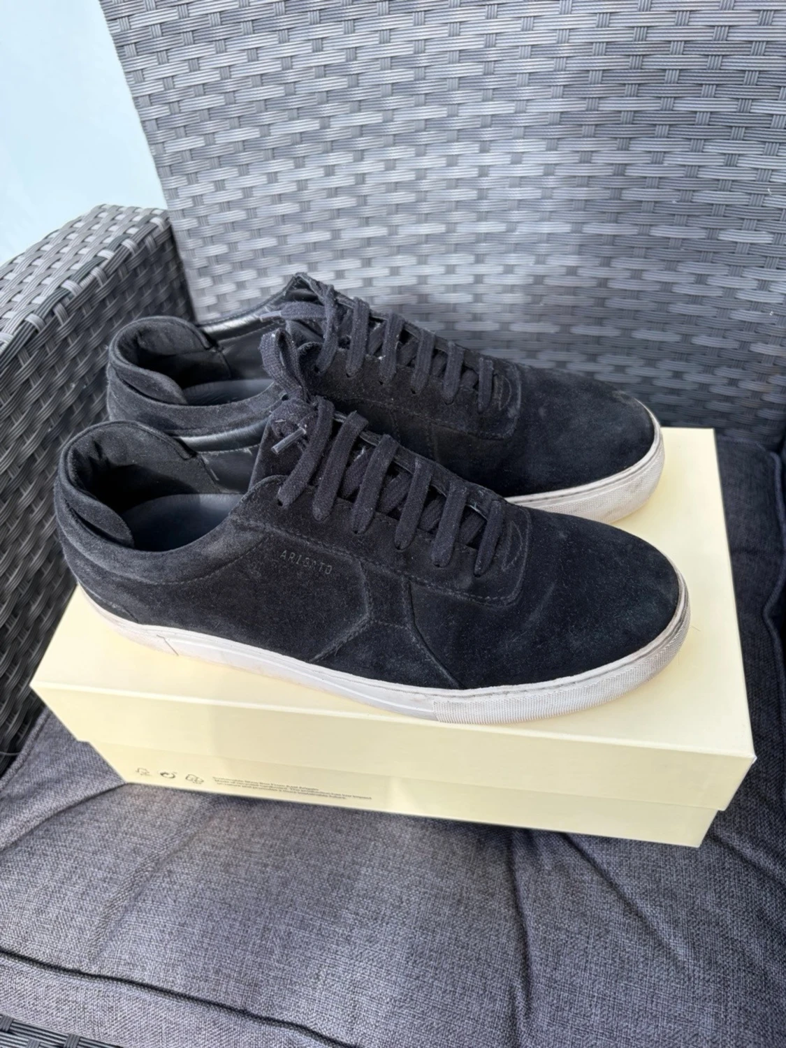Svarta sneakers från Axel Arigato i mocka