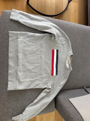 Moncler tröja - Säljer en äkta moncler tröja i extremt bra skick. Finns en kod att scanna inuti tröjan som leder en till monclers hemsida vilket säkerställer att den är äkta. Storlek M och sitter normalt i passformen. Perfekt för dig som vill kombinera casual med exklusivt.