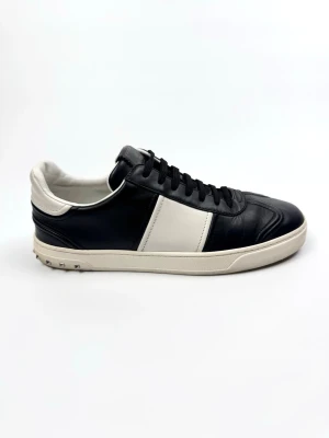 Valentino flycrew - Valentino Garavani Flycrew sneakers. Storlek 42. Skick 9/10. Nypris ca 7700kr. Alla nitar sitter kvar. 100% autentiska.