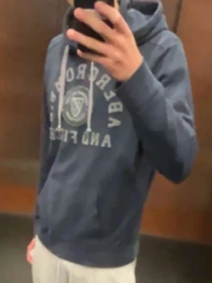 Mörkblå hoodie från Abercrombie - Snygg hoodie me najs passform. Skriv om ni har förslag eller vill ha mer bilder så löser ja de. Bra skick på en najs unik hoodie därav priset. 👍