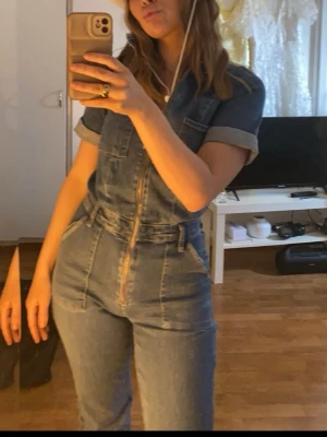jeans byxdress - Säljer nu min jeans byxdress då jag ej får någon användning av den, använd ca.5 gånger. Superskön och stretchi!!