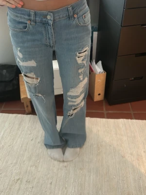 Ljusblå slitna raka jeans  - Säljer ett par ljusblå jeans med raka ben och rejält slitna detaljer på både lår och knän. Jeansen är jääätte sköna och har använt jeansen en gång. Jeansen är från Nelly och är i st 36