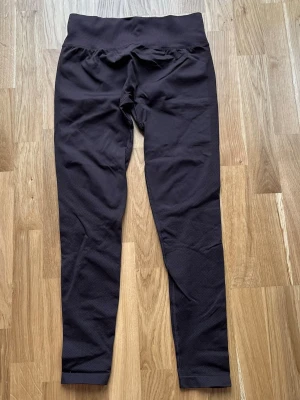 Bruna seamless leggings från ICANIWILL - Bruna seamless leggings från ICANIWILL ribbad linning. Stretchigt material som sitter skönt och följer kroppen. 🌟