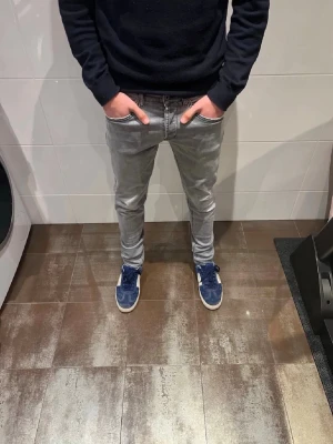 Dondup George - Säljer ett par grå slim fit Dondup George jeans| Vid minsta fundering så är det bara att höra av sig