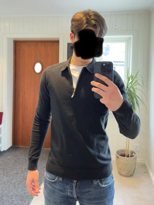 Selected Homme svart stickad zip tröja strl M - Svart stickad zip tröja från Selected Homme med clean och stilren design. Half zip-modell med krage som passar perfekt till både vardag och mer uppklädda outfits. Storlek M men sitter mer som S. Bra skick.  Modellen på bilden är ca 185 cm lång och väger ca 78 kg för referens.