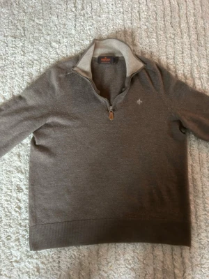 Brun halvzip-tröja från Morris - Brun Morris tröja | storlek XXS | skick mycket bra | pris: 349 | saker du bör veta: har 2 små fläckar på magen som ser ut att vara jätte stor på bild. Men i verkligheten så ser man knappast dom!😊‼️