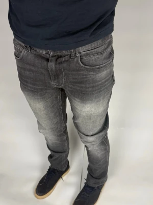 PME Legend Jeans - Storlek W30L30  Färg: Grå  Modellen är 180cm 75kg  Nypris: ca 1200 kr  Skick: Bra utan defekter (normalt slitage)  Prisvärt alternativ med mycket kvar att ge
