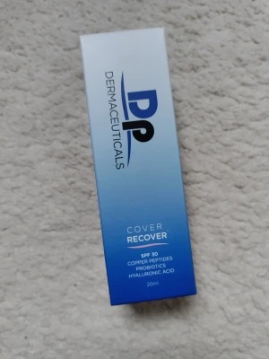 DP Dermaceuticals Cover Recover SPF 30 - Foundation från DP Dermaceuticals, Cover Recover med SPF 30. Innehåller kopparpeptider, probiotika och hyaluronsyra. Kommer i en blå och vit förpackning, 20 ml. Perfekt för dig som vill ha vårdande och skyddande bas.