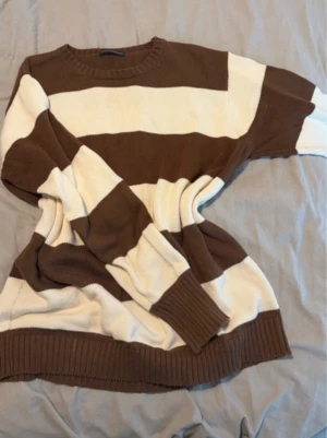  stickad tröja Brandy Melville - Stickad tröja från Brandy Melville, står one size fitts all men passar ungefär L ❤️