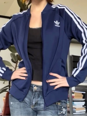 Blå Adidas zip up - snygg adidas zip up, passar M ❤️