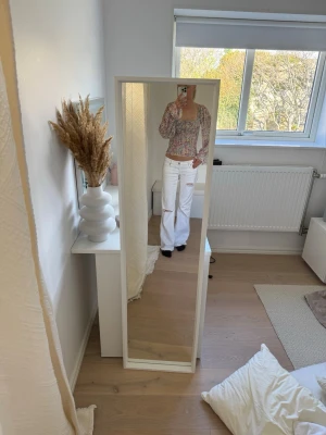 Blommig blus från Gina Tricot. - Jag säljer denna supersöta blommiga blus från Gina Tricot. Blusen har långa ärmar är i nyskick med lappen kvar och i storlek XS.