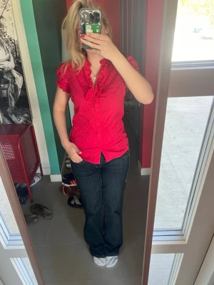 Röd blus med volanger - Kortärmad blus med söta detaljer! 
