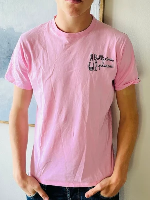Saint Barth T shirt - Snygg Saint Barth T shirt. Finns några små hål men inget man märker vid användning! Modellen på bilden är 190 och väger 85. Vid köp av fler erbjuder jag  rabatt😊