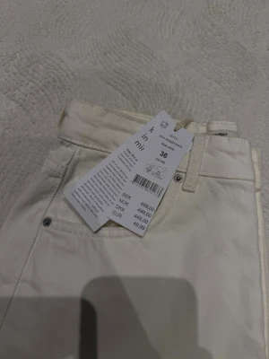 Vita raka jeans från Gina tricot  - Säljer ett par vita raka jeans från ginatricot i storlek 36. Jeansen har klassisk femficksmodell, hög midja och raka ben. Perfekta för en clean och stilren look. Prislapp finns kvar, aldrig använda 