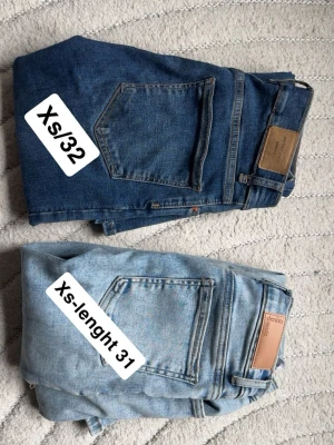 Båda för 200kr - Säljer två par jeans i storlek XS, ett par i mörkblå denim och ett par i ljusblå tvätt. Båda är låg midja botcut jeans det är från Bikbok kostar 699 nypris. De andra jeansen är ifrån Gina Tricot och kostar 300 kr nypris.🌸