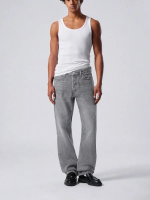 Grå jeans - Snygga grå jeansbyxor från Weekday med en relaxed passform. Byxorna har en klassisk femficksdesign och är tillverkade i en bomullsblandning. Perfekta för en avslappnad stil. Helt nya med lappen kvar! Färgen är som på bild 2-5. Modell Space. Nypris 600kr.