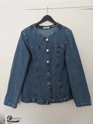 Blå jeansjacka från Gina - OBS Kan även fixa fri frakt, kontakts mig innan köp. Snygg blå jeansjacka från Gina. Aldrig använd. Storlek L