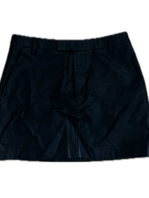 Svart skinnkjol Ginatricot - Snygg svart kort skinnkjol från Gina Tricot, knappt använd, bra skick. 💕skriv om du har frågor, kolla min profil för annat fint !!  