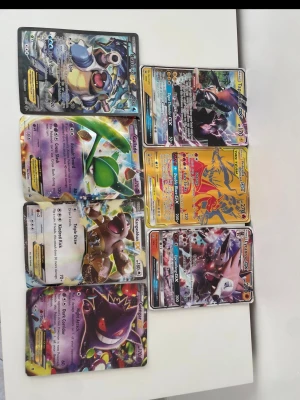  (Buda) Pokémon GX/EX kort samling ! - Säljer en samling med 8 Pokémon GX och EX samlarkort. Blandade motiv med färgstarka illustrationer och holografiska detaljer. Korten har olika Pokémon som Blastoise, Gengar och Charizard. Perfekt för dig som vill utöka din Pokémonkort-samling.