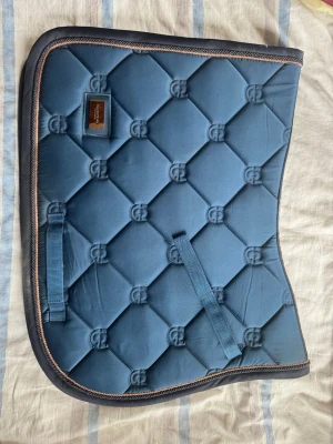 Equestrian Stockholm Hoppschabrak ”monaco blue”/ Jeździecki Sztokholm Hopschabrak "monaco blue" - Storlek full  Använd på tävlingar men fint skick