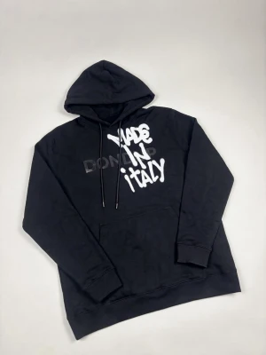 Dondup "Made In Italy" Graffiti Hoodie - Dondup "Made In Italy" Graffiti Hoodie | Modell: "Made In Italy" Graffiti | Slutsåld i butik | Skick: Mycket fint | Nypris: 2499 kr | Storlek: L | Hör av dig vid minsta fundering 📦