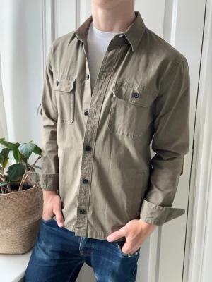 Hollister overshirt  - Hollister overshirt - stor på modellen. Sjukt snygg och eftertraktad. Inga defekter! Modellen i bilderna är 180 cm 75 kg och bär Storlek M , Kom med frågor! 🌟 (Kan gå ned i pris vid köp av paket 😉) 