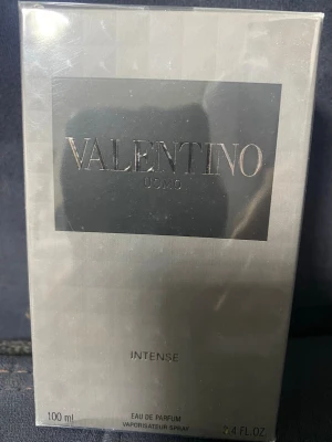 Valentino Uomo Intense EdP 100ml - Valentino Uomo Intense Eau de Parfum är en lyxig herrdoft i en elegant svart och grå förpackning. Flaskan rymmer 100 ml och parfymen har en intensiv och sofistikerad karaktär, perfekt för dig som gillar exklusiva dofter.
