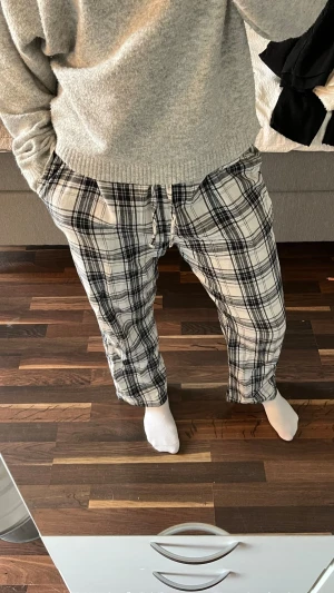 Rutiga pyjamasbyxor  - Säljer ett par superbekväma pyjamasbyxor från lager 156 i svartvitt rutigt mönster. 