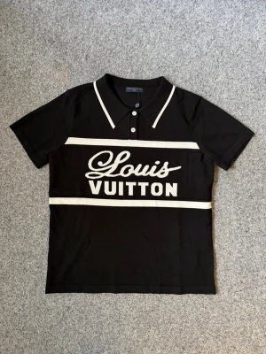 lLv black polo t shirt - Size M, fits 100% true to size. Just like new, never worn. Feel free to ask questions. Yes we ship to sweden and other countries too.