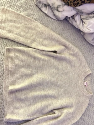 Beige stickad tröja  - Fin beige stickad tröja från Gina tricot💗