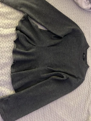 Grå tröja från Gina tricot  - Jätte fin grå tröja från Gina tricot som jag använt 2 gånger💗