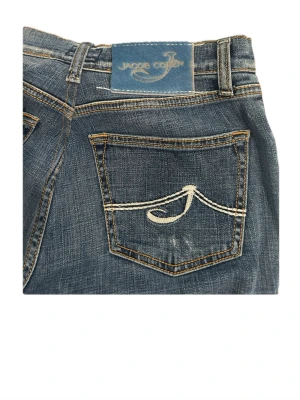 Jacob Cohën jeans - Säljer ett par blå Jacob Cohën jeans med klassisk femficksdesign. Väldigt bra skick. Superbra kvalitet, gjorda i Italien utav suveränt material. Den klassiska patchen på baksidan. Längd: 95 cm, midja: 37 cm och benöppning: 20 cm. Det är bara o skriva om du har någon fråga, priset är inte hugget i sten.
