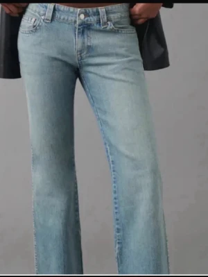 Gina y2k jeans  - Jättefina lågmidjade jeans med knapp fickor där bak. Säljer för jag har massa jeans som jag vill få bort! Köpta för 499kr 