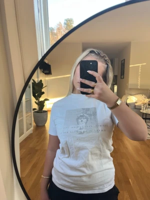 Vit T-shirt med tryck i storlek Xs/s - En vit T-shirt med tryck i strl XXs (passar som S oxå). Tröjan är från Nakd och är i mycket bra skick!