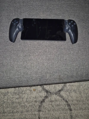PlayStation Portal till PS5 – fint skick med kartong - Säljer en PlayStation Portal Remote Player till PS5 i mycket fint skick. Fungerar perfekt utan problem. Originalbox och laddare medföljer. Perfekt för att spela PS5 via Wi-Fi hemma.  Kan även tänka mig byte/trade mot en elscooter eller elcykel som går minst 45 km/h.  Pris kan diskuteras vid snabb affär. Skicka PM vid intresse. Örebro