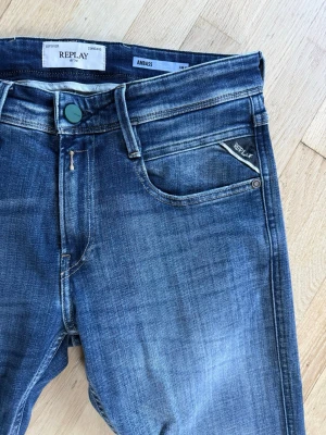 Replay Anbass Jeans  - Snygga blå slim fit jeans i modellen Anbass från märket Replay, snygg ljusblå färg som passar perfekt nu till sommaren. Jeansen är i nyskick då jag aldrig använt de. Storlek: 29/34 ( passar bra om man är runt 185cm ) Skick: 10/10 