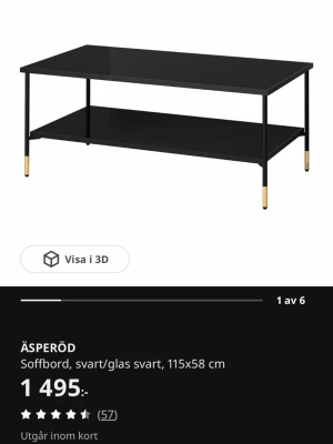 Svart soffbord i glas från IKEA - Snyggt soffbord från IKEA, modell ÅSPERÖD, i svart glas och metall med guldfärgade detaljer på benen. Bordet har en rektangulär form och en extra hylla under för förvaring. Mått: 115x58 cm. Perfekt för vardagsrummet.