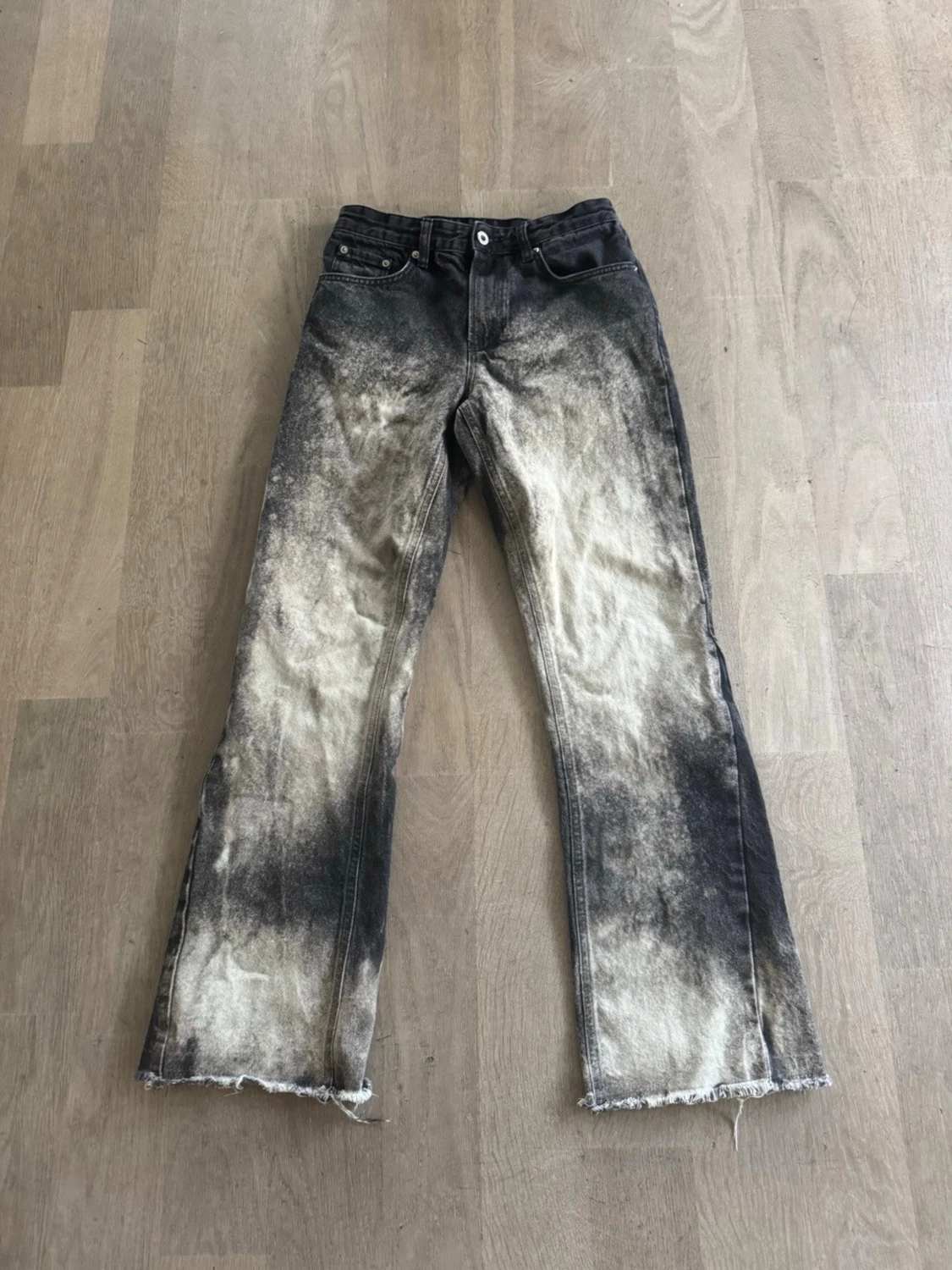 Svarta custom flared jeans med blekt och sliten look