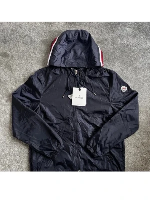 Navy Moncler vindjacka med huva - Snygg mörkblå Moncler jacka med luva som passar dig mellan 170-180, taggar finns inte kvar tyvvär men jackan är i fint skick, priset är inte hugget i sten så kom med bud