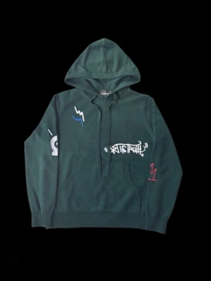 Zadig & Voltaire Hoodie - Säljer nu en riktigt snygg och unik Zadig & Voltaire hoodie i kashmir. Tröjan har flera riktigt feta broderade detaljer som gör att den sticker ut i mängden. Den är även väldigt limiterad då den inte längre säljs ny. Den är i storlek M men skulle säga att den sitter mer som en s, bör passa folk runt 170-180