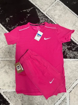 Rosa Nike Miller Set  - Nike Miller set i rosa färg helt ny med prislapp. I storlek M men kan också passa S beroende på längd och vikt. Perfekt för sommaren. Pris går att diskutera vid snabb affär!