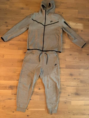 Grå tracksuit  från Nike - Tracksuit från Nike 