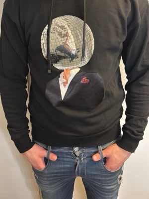 Limitato hoodie - Säljer nu min limitato hoodie i strlk M, då den inte riktigt är min stil längre, perfekt skick. En rolig hoodie med disco boll på, perfekt för o ge lite mer personlighet till sin outfit. Annonsen finns också på @rasmusresell då jag hjälper med att få den såld, men känn dig fri att köpa den här också. Skriv för fler frågor🤍