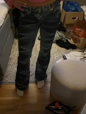 Mörkblå bootcut jeans - Säljer ett par blåa mönstrade hans från weekday, aldrig använda då dem inte passade mig så bra💕💕